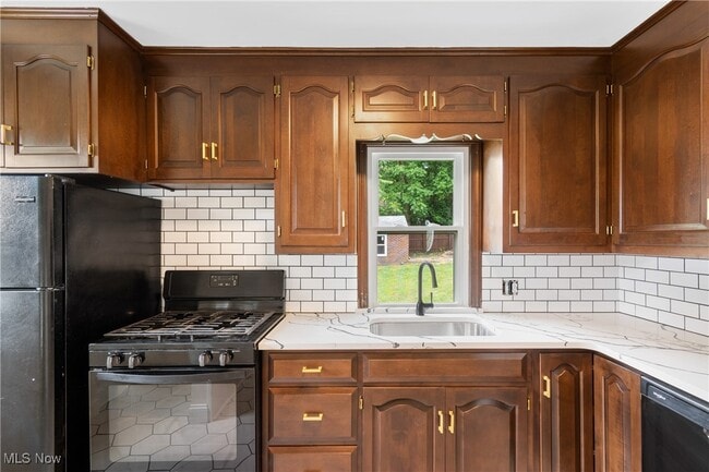 Building Photo - 203 Robinson Ave