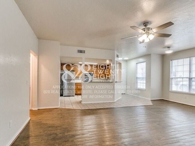 Building Photo - *AVAILABLE NOW!* Spacious 3 Bed/2.5 Bath Duplex Townhome Available in Norman!
