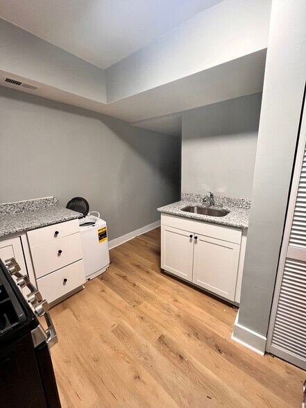 Building Photo - 619 N 32nd St