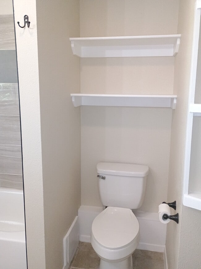 Building Photo - 1025 Valley View St