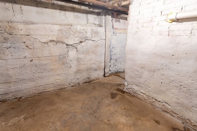 Building Photo - 3 bedroom, 1 bathroom row home located in ...