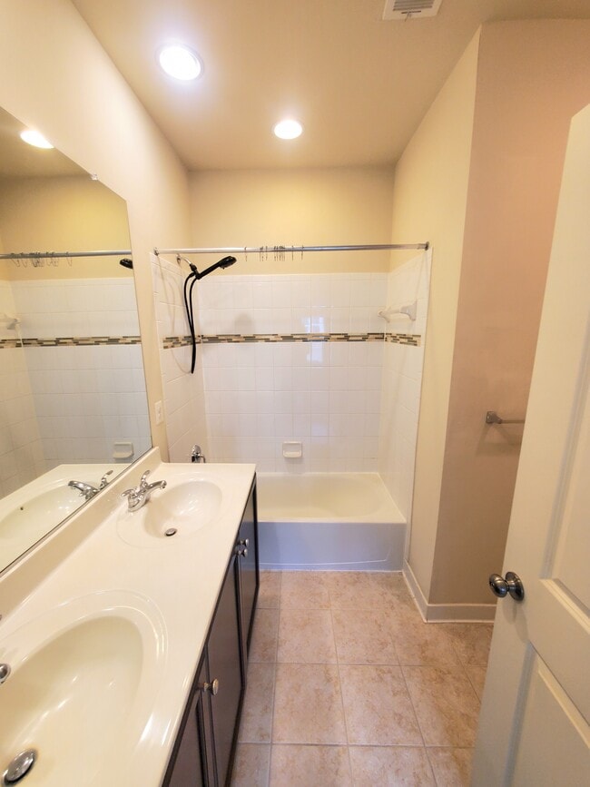 Building Photo - 135 Prado Ln
