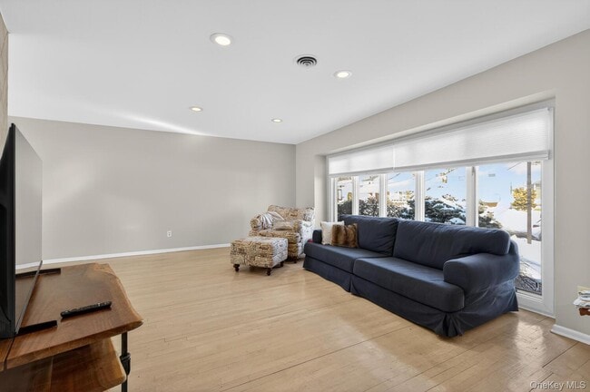 Building Photo - 10 Whitlock St