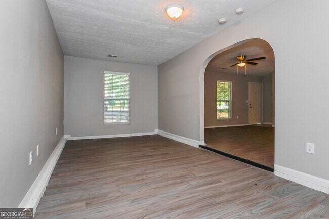 Building Photo - 1920 Gingham Way