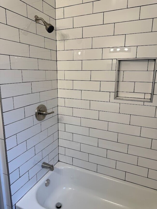 Building Photo - Wonderful Duplex in the Heart of Squirrel Hill!