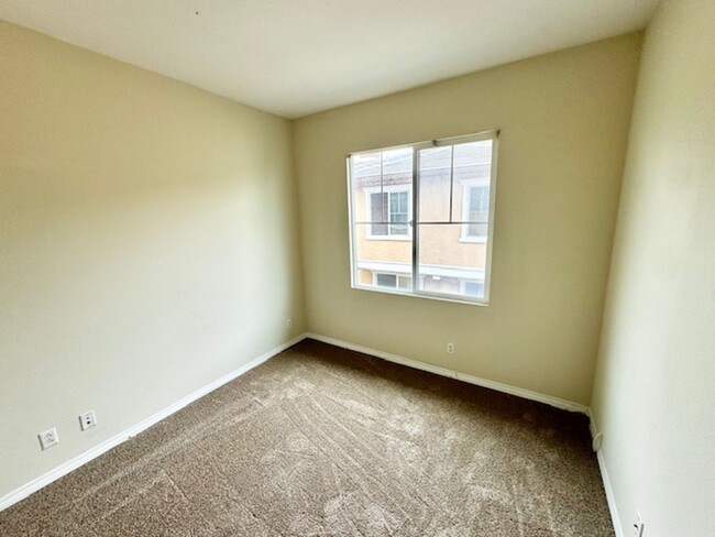 Building Photo - Three Story Condo for Rent Near Old Town T...