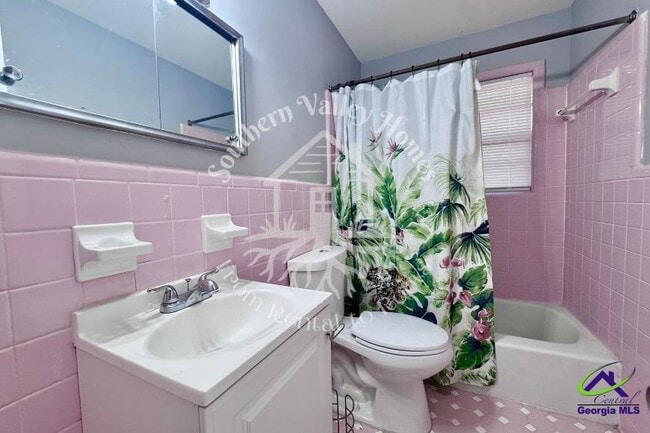 Building Photo - 305 Sparta St