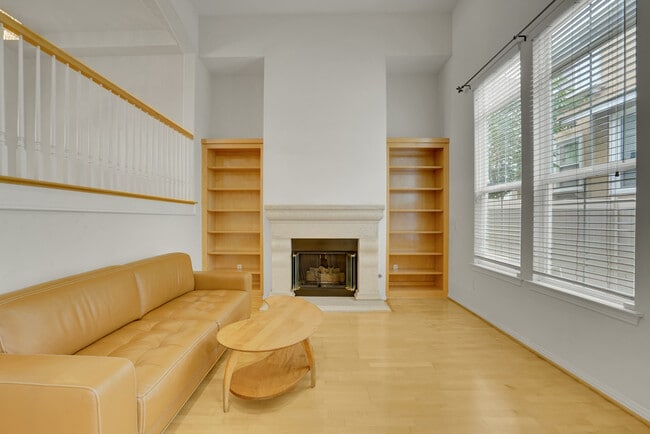 Building Photo - 2889 Plaza del Amo