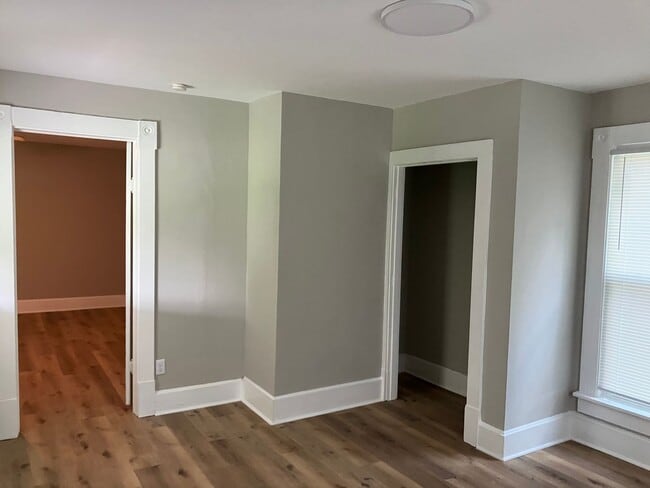 Building Photo - Charming 4 Bedroom House