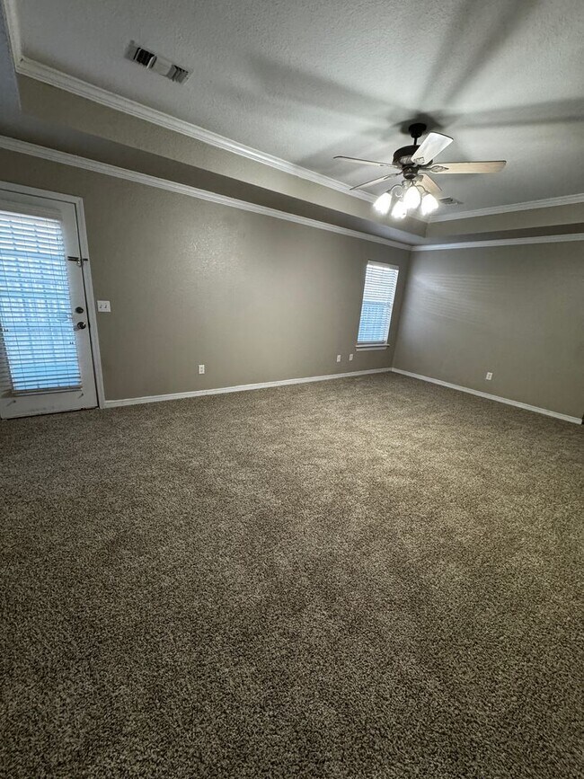 Building Photo - 4 Bedrooms 3 bathrooms, OFFICE 2 living rooms, and 2 car garage