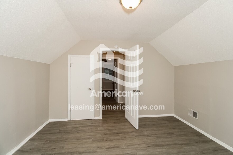 Building Photo - 212 Woodcrest Dr