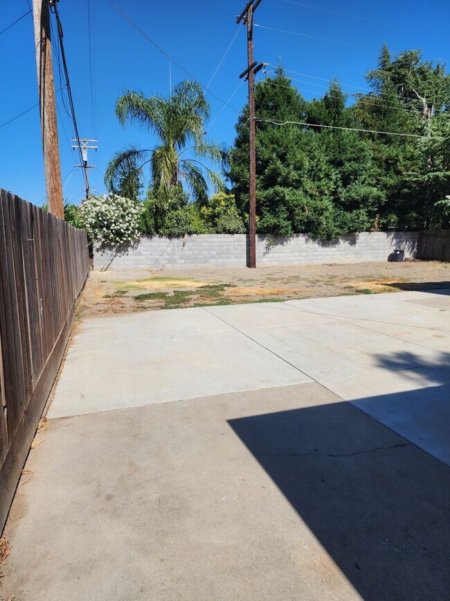 Building Photo - 3 bedroom 1 bath with Garage converted to ...