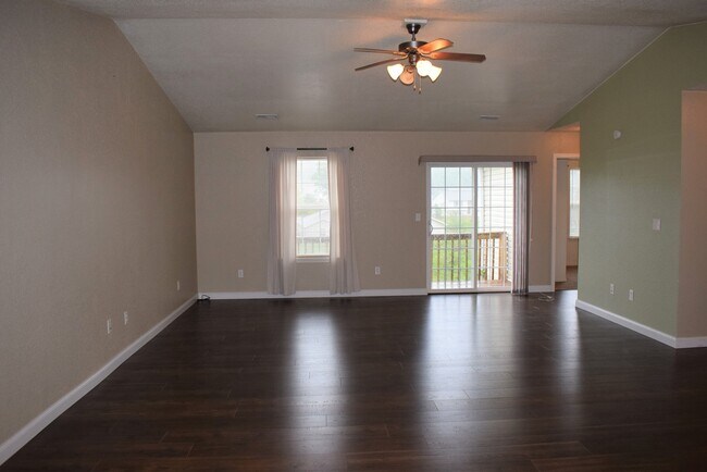 Building Photo - 3 bedroom 2 Bathroom Duplex in Hunters Ridge