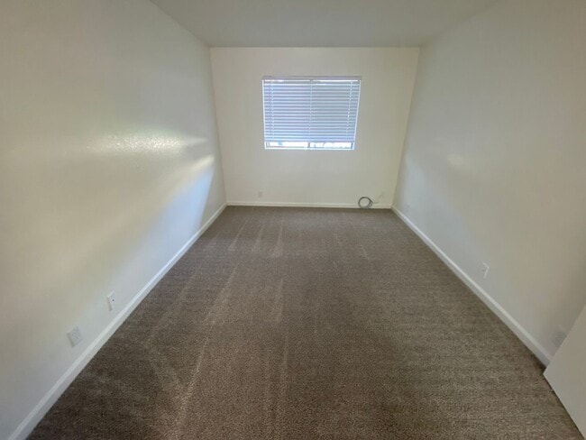 Building Photo - La Tierra Garden Apartment (29)