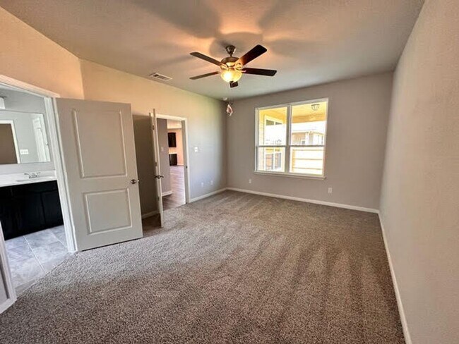 Building Photo - Nearly New 3-Bedroom Home in Hewitt, TX – Modern Living at Its Best