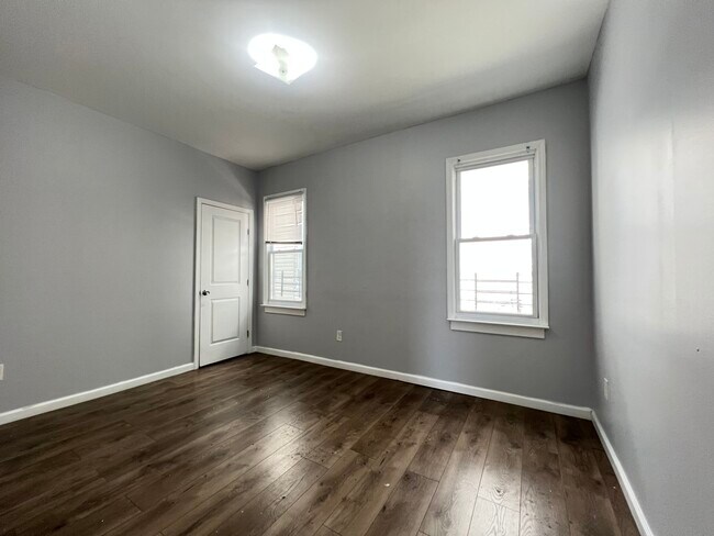 Building Photo - 856 Grove St