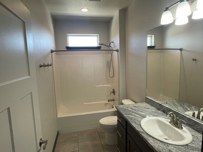 Building Photo - Now renting 3 bedroom 2 bathroom House