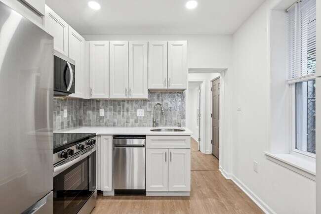 Building Photo - 2550 N Sartain St