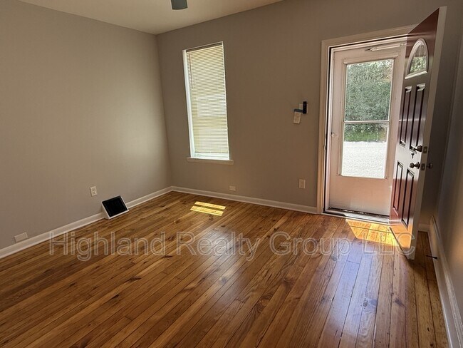 Building Photo - 913 Blunston St