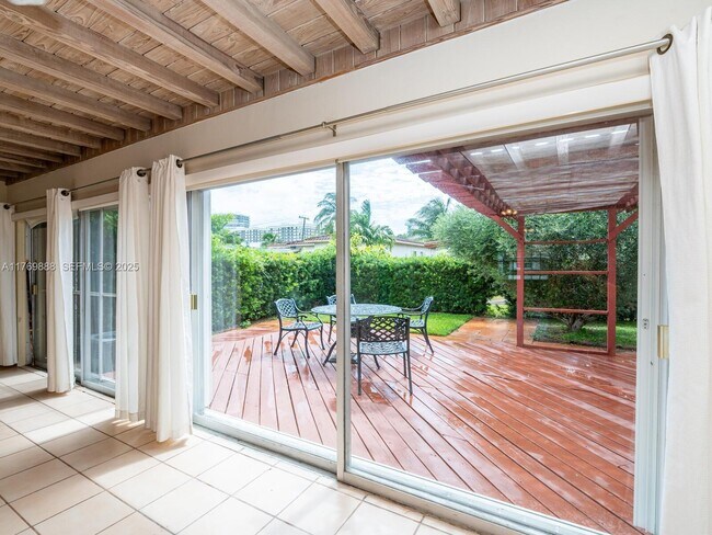 Building Photo - 9441 Byron Ave