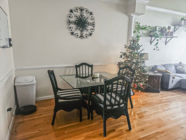 Building Photo - Stunning 3 Bed 2.5 Bath Interior Brick Tow...
