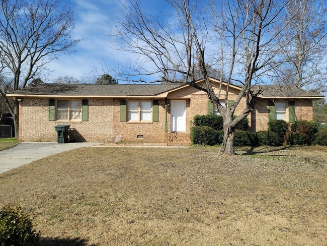 Building Photo - Large 4 bedroom 2 bath home in a great nei...