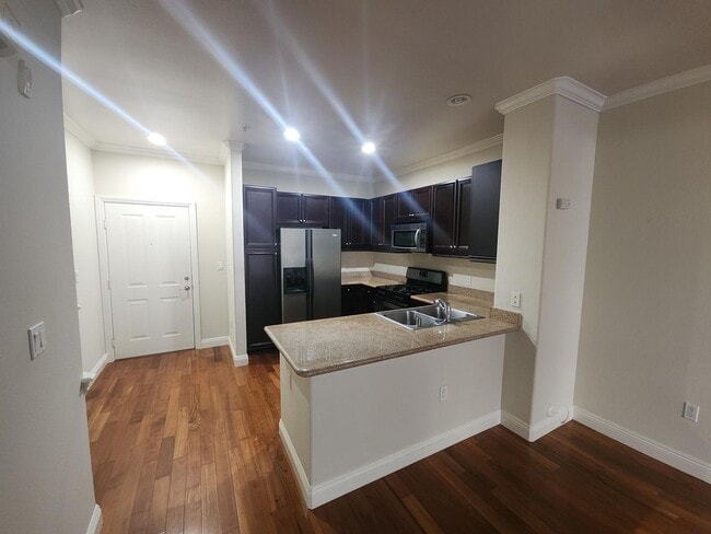 Primary Photo - Watermarke: Lower 1 Bed 1 Bath Condo,