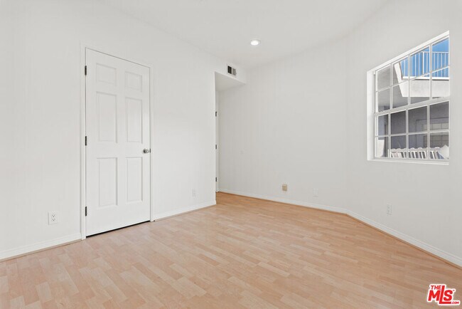 Building Photo - 2025 S Beverly Glen Blvd