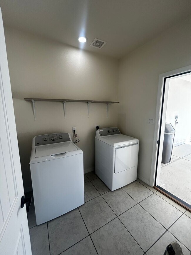 Building Photo - Newer 3-Bedroom Home in La Vida Subdivision-Modern Living with Upgrades Throughout!