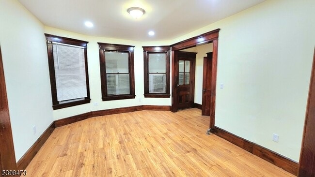 Primary Photo - 37 Park Ave