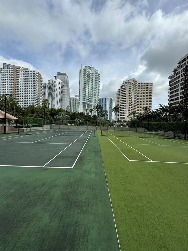 Building Photo - 520 Brickell Key Dr