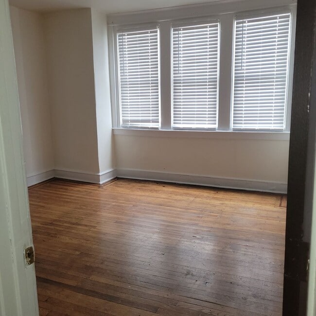 Building Photo - 3-bed Philly home with hardwood floors, an...