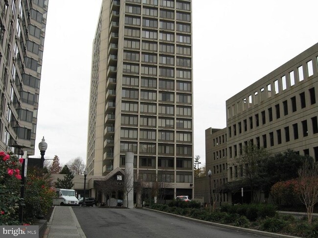 Building Photo - 2001 Hamilton St