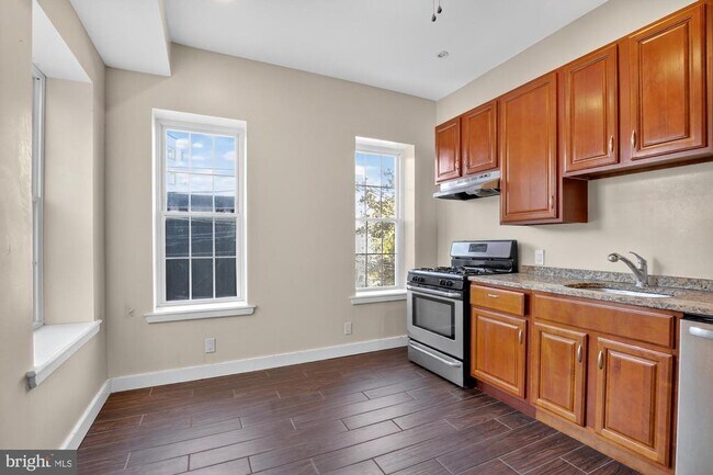 Building Photo - 112 E Allen St