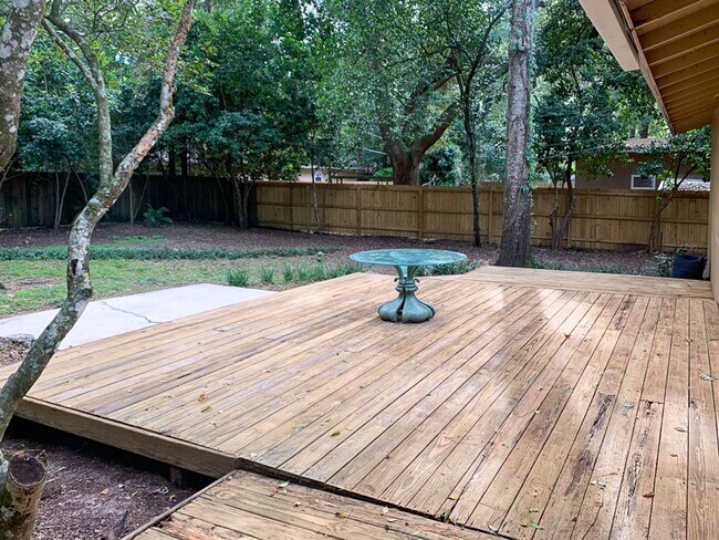 Building Photo - 3/2 House Walking Distance to UF & Law Sch...