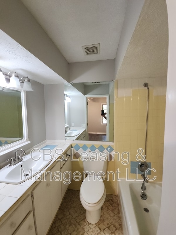 Building Photo - 5005 Hearthstone Dr