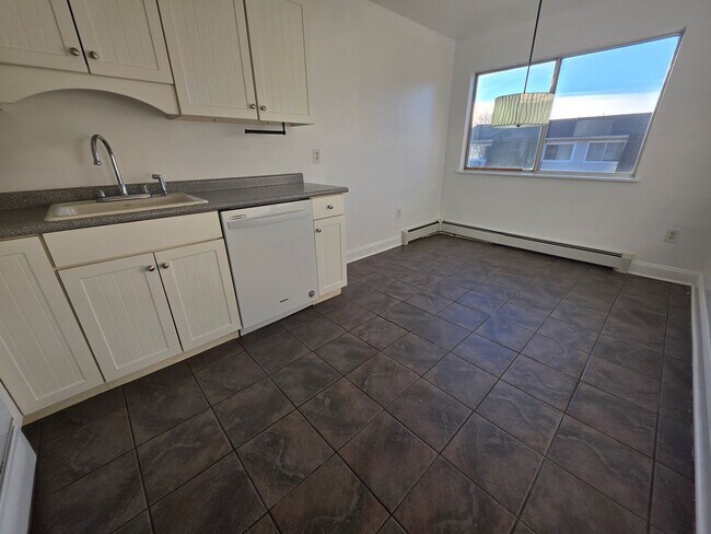 Building Photo - Bright 1 Bedroom Home - Poughkeepsie, NY