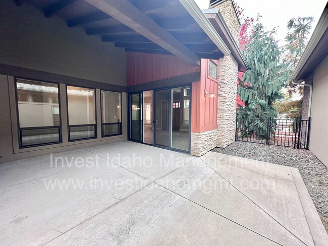 Building Photo - Rarely available in the most preferred Riv...