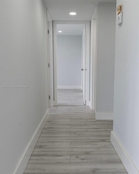Building Photo - 4174 Inverrary Dr