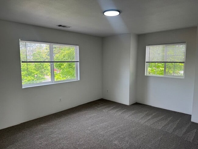 Building Photo - COMING SOON - 3 BEDROOM TOWNHOME W/ GARAGE- FRESH PAINT AND NEW FLOORING