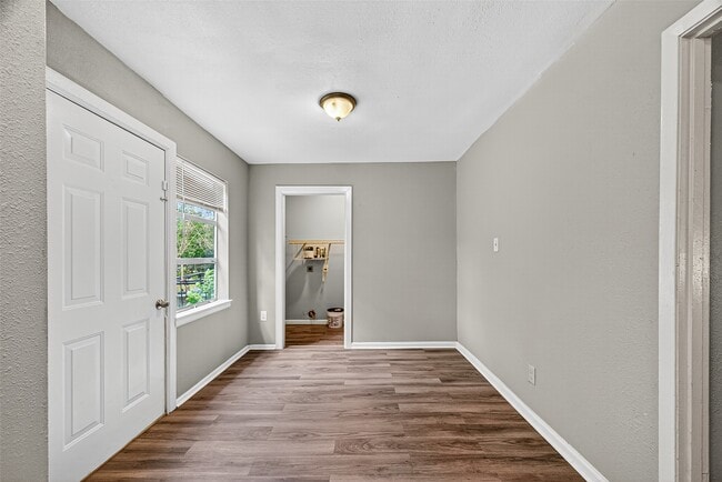 Building Photo - 10106 Sierra Dr