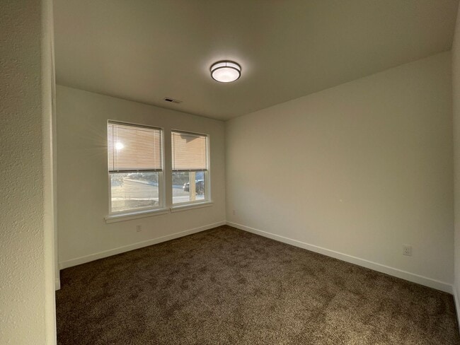 Building Photo - Newer 3 Bed 2 Bath Home In New Sutherlin D...