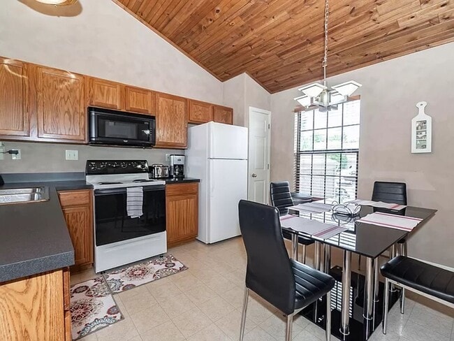 Building Photo - Townhome With Garage!