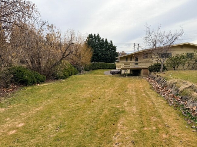 Building Photo - Country like setting! Spacious 3+ bed/ 1.5 bath house with garage, large yard, private deck and a...