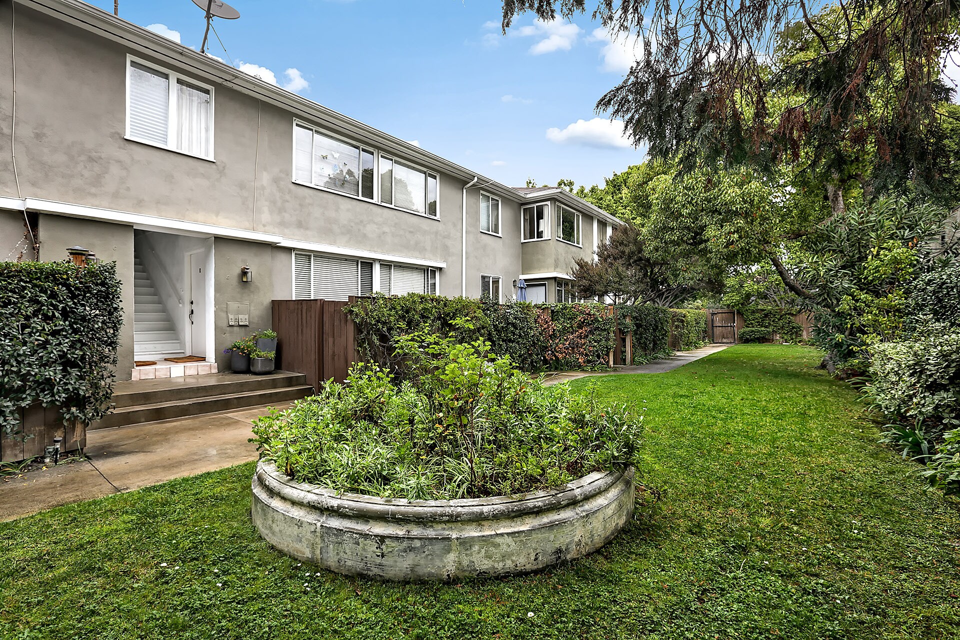 Building Photo - 2427 Centinela Ave