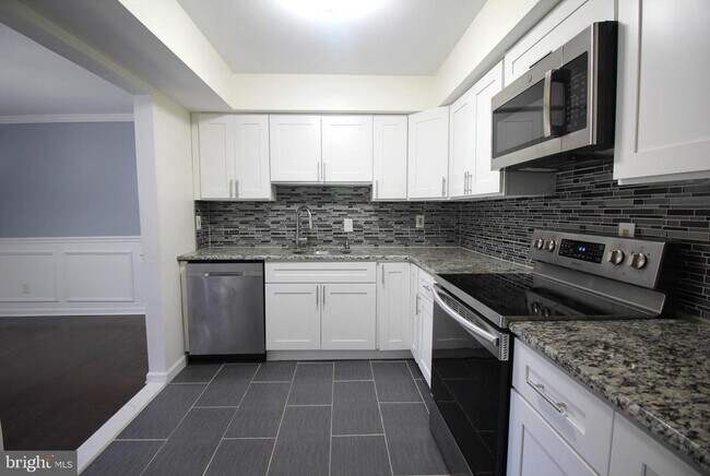 Building Photo - 3121 Sayre Dr