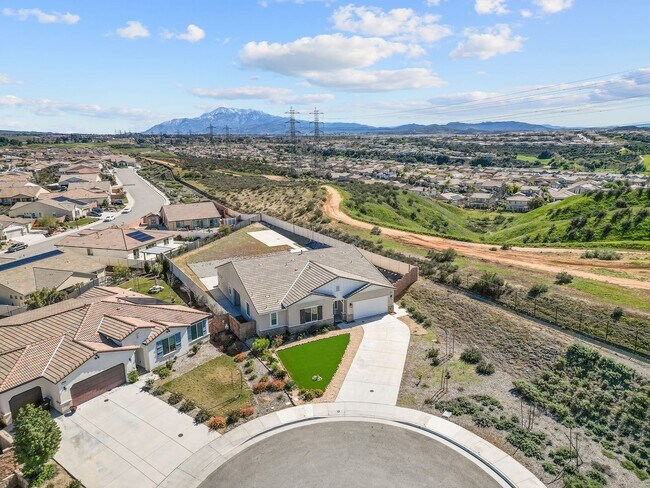Building Photo - Stunning 4 bedroom 3 bath home in Summer Wind Trail Community