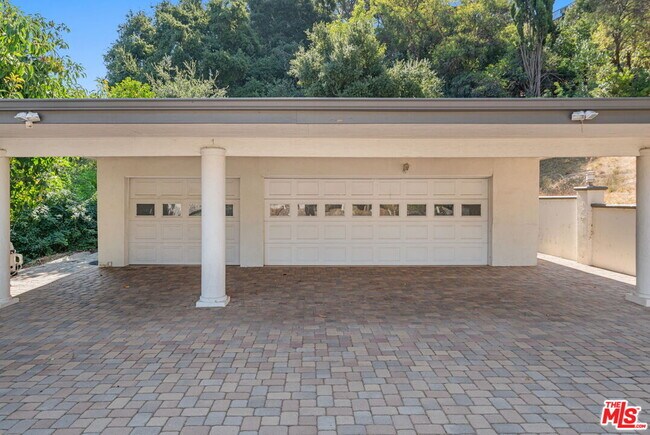 Building Photo - 3200 Oakley Dr