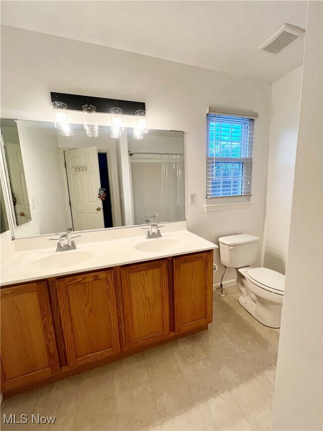 Building Photo - 654 Brookwood Ct