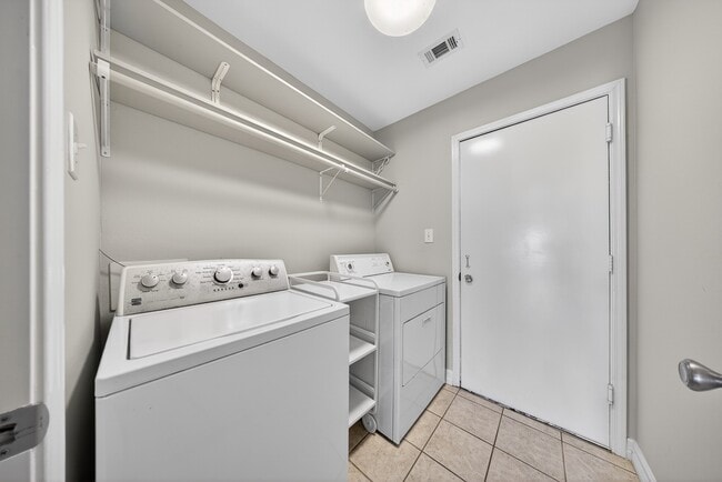 Building Photo - 7243 River Pines Dr